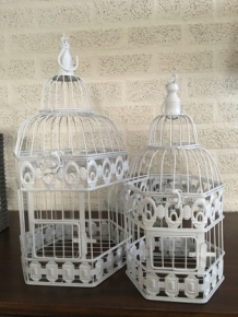 Set mooie 6 kantige wit metalen vogelkooitjes, heel fraai in ontwerp!!